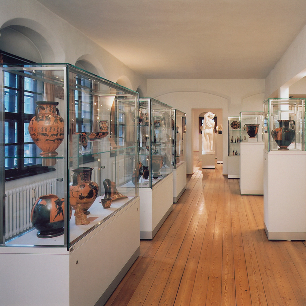 Aussellung des Antikenmuseum der Universität Leipzig mit vielen Vasen und getöpferten Gegenständen.