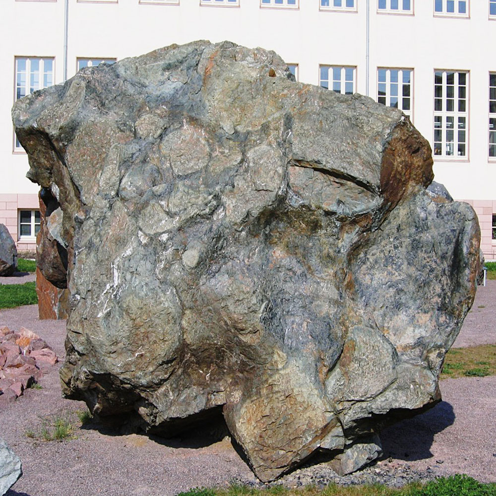 Ein großer Stein im Geologischen Garten.