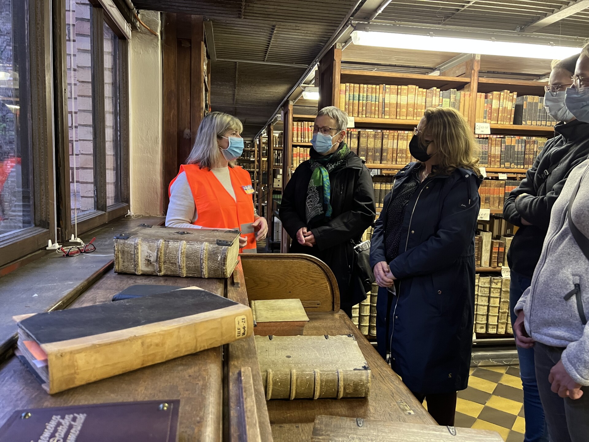 Eine Führung durch die Marienbibliothek in Halle, zu sehen sind viele alte Bücher.