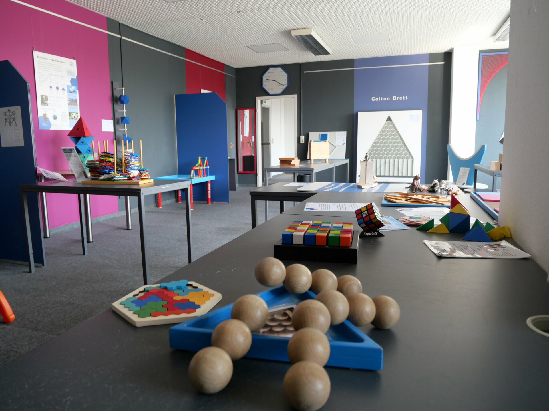 Ein Spielzimmer für Kinder voller Mathematischer Spielsachen, wie ein Zauberwürfel.