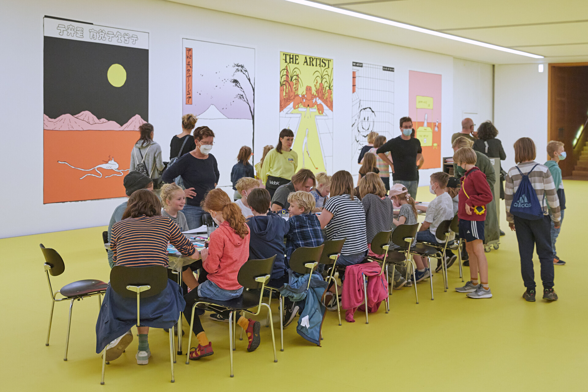 Basteltisch mit vielen Kindern und Erwachsenen im Museum der bildenden Künste.