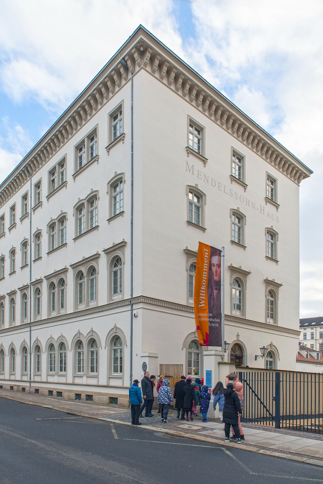 Außenansicht des Mendelssohn-Hauses in Leipzig mit einer Besuchergruppe