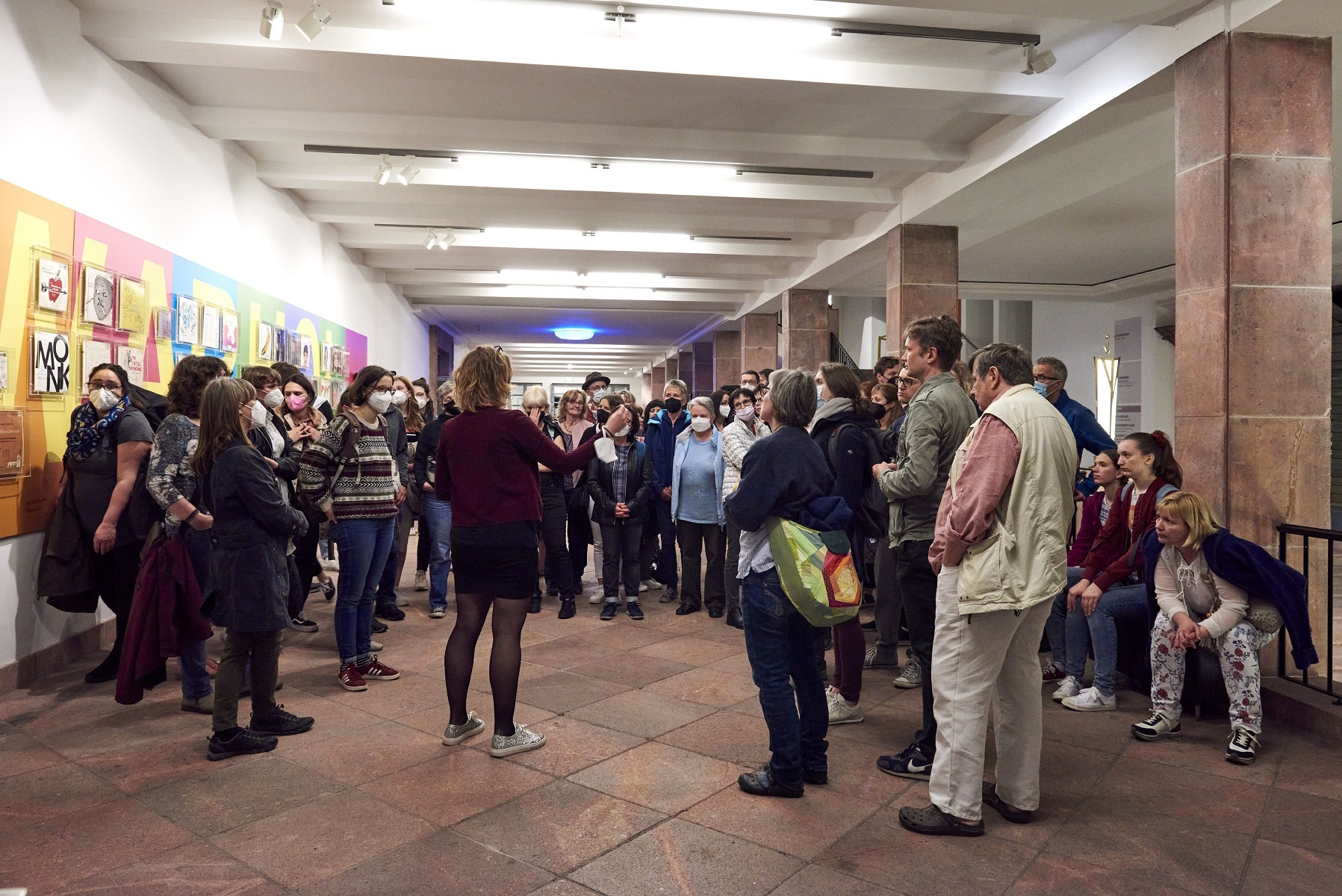 Eine große Gruppe von Menschen im Grassi Museum bei einer Führung