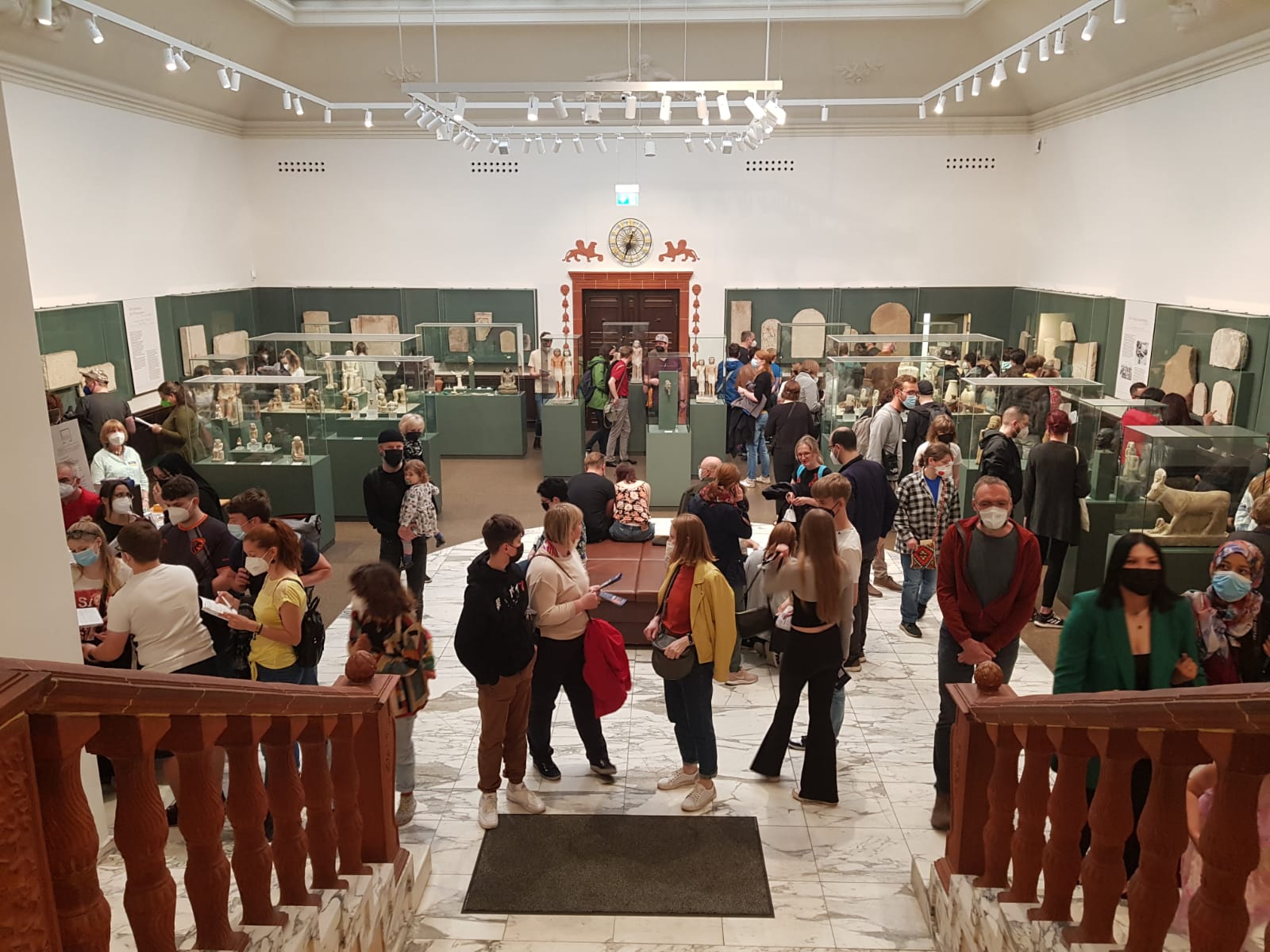 Innenansicht des Ägyptischen Museums mit vielen Besuchenden.