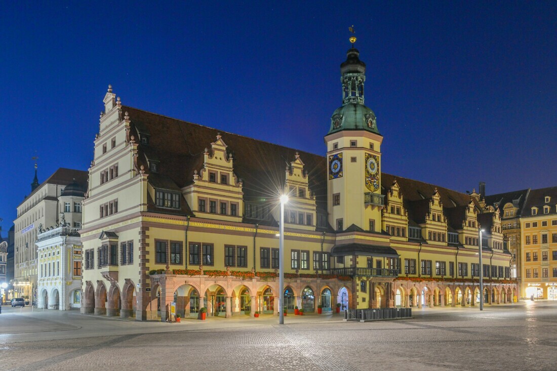 Außenansicht des Altes Rathauses – Stadtgeschichtliches Museum Leipzig bei Nacht.