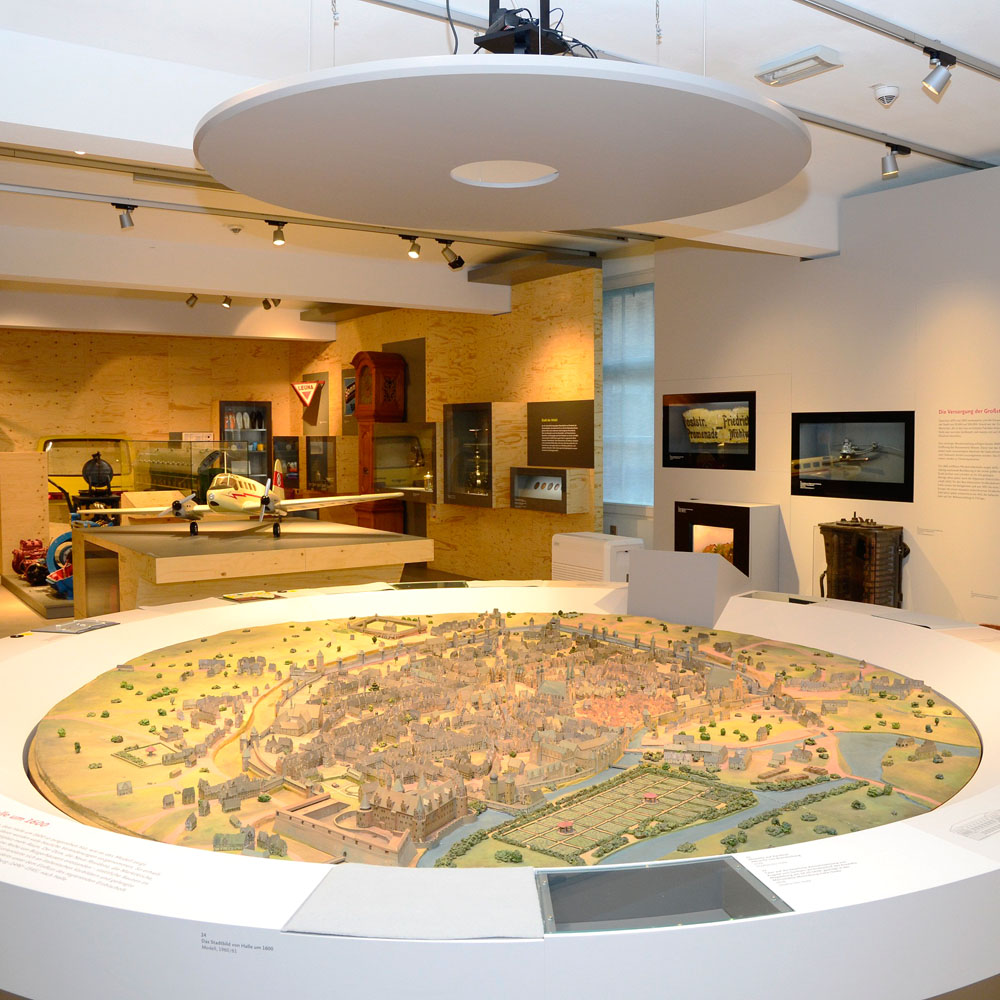 Ausstellungsraum des Stadtmuseums Christian-Wolff-Haus mit historischem Miniatur Stadtaufbau.