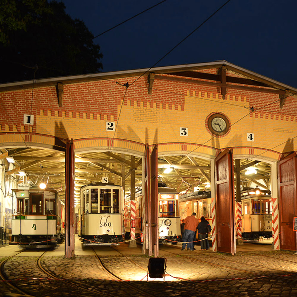 Außenansicht Straßenbahnmuseum Halle (Saale) bei Nacht.